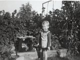 Familiealbum Sdb009 3  1943 Oktober i leg ved sandkassen i haven
